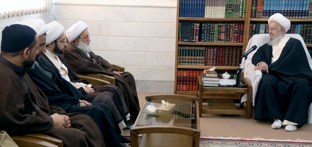 شیعیان بحرین کے رہبر آیت اللہ شیخ عیسی قاسم کے ساتھ آیت اللہ مکارم شیرازی کی مخلصانہ ملاقات